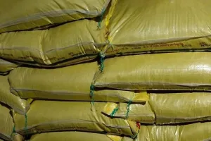 हरदोई में पकड़ी गई नकली खाद, डीएम के आदेश पर पुलिस के साथ कृषि विभाग ने छापा मारा