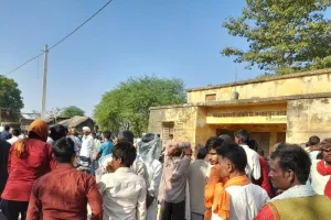 बहराइच: खोखला साबित हो रहा कृषि अधिकारी का दावा- समितियों से बिना खाद वापस लौट रहे किसान