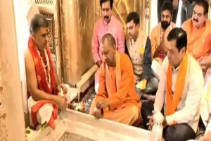 वाराणसी: मुख्यमंत्री योगी ने काशी विश्वनाथ दरबार में लगाई हाजिरी, किया पूजन