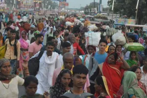 अयोध्या: परिक्रमा से चंद घंटे पहले ही रामनगरी में उमड़ा श्रद्धालुओं का सैलाब