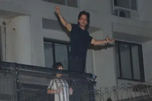 किंग खान के जन्मदिन का जश्न, मन्नत के बाहर आधी रात को पहुंचे फैंस, शाहरूख ने कहा- शुक्रिया