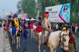 रामपुर : जांबाजो ने नगर कीर्तन में दिखाए हैरतअंगेज करतब, देखें तस्वीरें