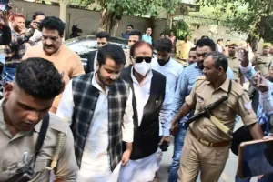 मुरादाबाद: एमपी एमएलए कोर्ट में पेश हुए आजम खां-अब्दुल्ला आजम, अब तीन नवंबर को होगी सुनवाई