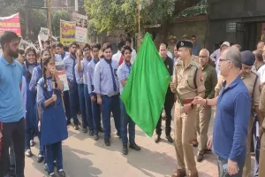 मुरादाबाद: छात्रों ने रैली के निकाल कर यातायात नियमों के प्रति किया जागरूक