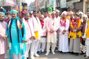 इटावा: शानो-शौकत के साथ निकाला गया जुलूस-ए-गौसिया, देश की खुशहाली के लिए मांगी दुआएं