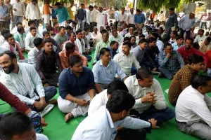 इटावा: मांगों को लेकर राज्य कर्मचारियों ने भरी हुंकार, विकास भवन में धरना देकर सौंपा ज्ञापन