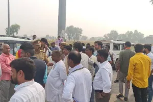 बहराइच: बाराबंकी टोल प्लाजा पर विधायक नानपारा की गाड़ी पर हमला, धरने पर बैठे अपना दल M.L.A.