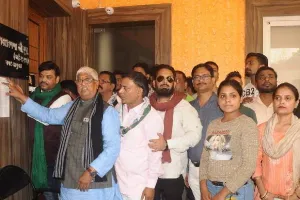 कानपुर: डेंगू और गंदगी पर रालोद का फूटा गुस्सा, नगर आयुक्त के ऑफिस में चस्पा किया ज्ञापन