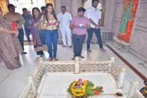 अभिनेत्री ईशा गुप्ता ने मंत्री नंदी के साथ प्राचीन मनोकामनापूर्ति मंदिर में किया दर्शन-पूजन
