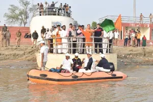 गंगा किनारे विकसित होगा जल पर्यटन क्षेत्र, कानपुर से प्रयागराज सर्वे टीम को मंडलायुक्त ने हरी झंडी दिखाकर किया रवाना