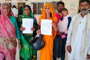 बांदा: बालू उत्खनन के लिए दबंगों ने किया किसान के खेत पर कब्जा, पीड़ित ने डीएम को सौंप ज्ञापन, दी यह चेतावनी