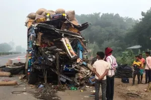 कानपुर: तेज रफ्तार ट्रक ने खड़े कंटेनर में मारी टक्कर, एक की मौत