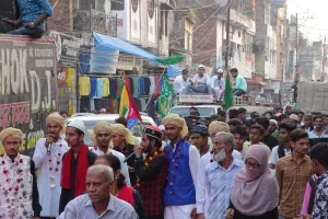 अयोध्या: शहर में धूमधाम से निकाला गया जुलूस ए गौसिया