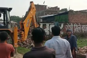 अयोध्या: राजस्व टीम ने तालाब की भूमि से हटवाया अतिक्रमण