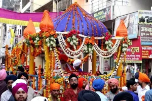 553वें प्रकाशोत्सव से पहले लखनऊ में निकली नगर कीर्तन यात्रा, बच्चों ने दिखाए हैरतंगेज करतब