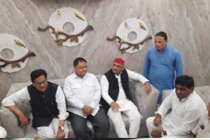 मैनपुरी उपचुनाव: अखिलेश और रामगोपाल के बीच सैफई में हुई एकांत वार्ता