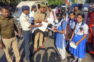 अयोध्या: जागरुकता के साथ शुरू हुआ यातायात माह, पहले दिन बांटे गए पत्रक