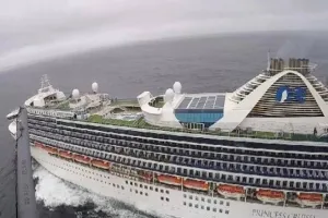 न्यू मंगलुरु पोर्ट पहुंचा इस मौसम का पहला क्रूज जहाज