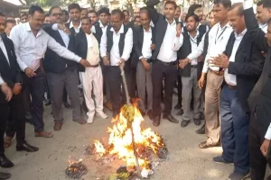 हरदोई: अधिवक्ता संघ ने पुलिस कार्यशैली से क्षुब्ध होकर फूंका पुतला, की हड़ताल