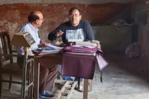 औरैया: खरीद केंद्रों का अधिकारियों ने किया निरीक्षण, संसाधन जुटाने में लगे कर्मचारी