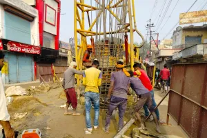 बरेली: बगैर सुरक्षा के किया जा रहा फ़्लाइओवर का निर्माण कार्य, हादसे का डर हर वक्त