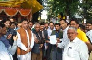 हल्द्वानी: 15 दिन की मोहलत पर धरना खत्म…लोनिवि से मिला आश्वासन