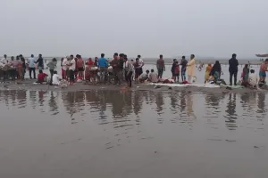 मेरठ: कार्तिक पूर्णिमा पर गंगा में लाखों लोगों ने लगाई आस्था की डुबकी