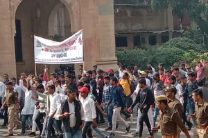 प्रयागराज: AU के छात्रों ने फीस वृद्धि के खिलाफ विश्वविद्यालय परिसर में निकाला जन आक्रोश मार्च