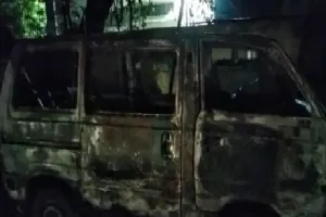 लखनऊ : पटाखे की वजह से वैन में लगी आग, बारातियों में भगदड़