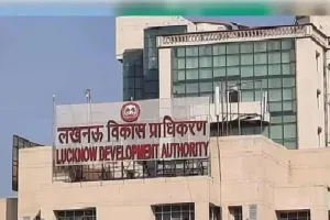 लखनऊ : एलडीए का दूसरे दिन भी चला अवैध अपार्टमेंट पर हथौड़ा