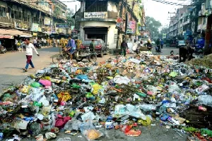 कानपुर: कूड़ा उठाने के दावे हवा हवाई, सड़क पर फैली गंदगी