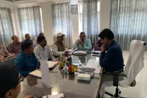 बांदा : तालाब खोदाई की प्रतिदिन समीक्षा करें अफसर: कमिश्नर