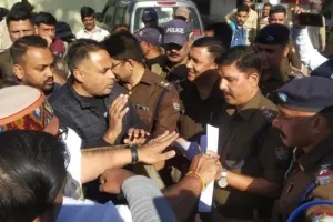 देहरादून: कैबिनेट मंत्री प्रेमचंद अग्रवाल के विरोध में काले झंडे लेकर पहुंचे कार्यकर्ता, गिरफ्तार
