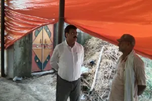 बहराइच : कांजी हाउस में मृत मवेशियों के मामले में जायजा करने पहुंचे अधिकारी