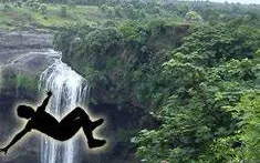 नैनीताल: सेल्फी के चक्कर में लवर्स प्वाइंट से खाई में गिरा युवक 