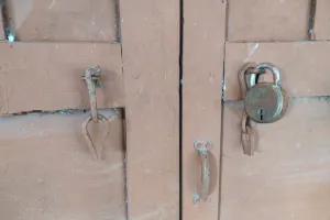 हरदोई : सरकारी कृषि बीज भण्डार से चोर उठा ले गए 50 बोरी गेहूं का बीज 