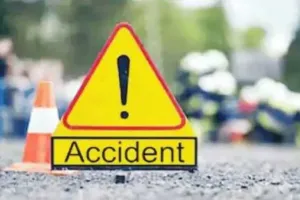 छत्तीसगढ़: अनियंत्रित होकर पेड़ से जा टकराई कार, सड़क दुर्घटना में बैंक मैनेजर व कैशियर की मौत 