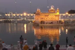 गुरु नानक देव की 553वीं जयंती: पंजाब, हरियाणा के गुरुद्वारों में उमड़े श्रद्धालु, प्रार्थना कर शबद कीर्तन सुना