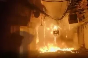 दिल्ली में भागीरथ पैलेस इलेक्ट्रॉनिक मार्केट में लगी भीषण आग, काबू पाने के प्रयास जारी 