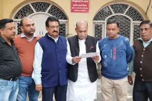 मुरादाबाद : व्यापारियों ने की सड़कों की खस्ताहाली दूर कराने व पार्किंग व्यवस्था की मांग, मुख्यमंत्री को भेजा ज्ञापन