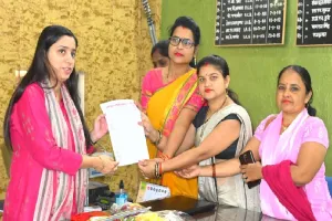 बांदा : एमडीएम की जिम्मेदारी से मुक्त होने को महिला शिक्षकों ने डीएम को सौंपा ज्ञापन 