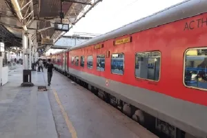 कानपुर: देहरादून एक्सप्रेस में हाईकोर्ट के वकील की हालत बिगड़ी, पनकी स्टेशन पर हड़कंप