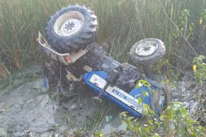 रायबरेली : मवेशी को बचाने की कोशिश में ट्रैक्टर पलटा, चालक की मौत 