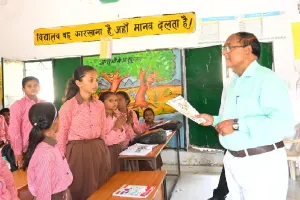 औचक निरीक्षण : डीएम ने परखी पठन-पाठन की गुणवत्ता