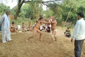 हमीरपुर : पहलवानों ने दांवपेंच दिखा किया रोमांचित
