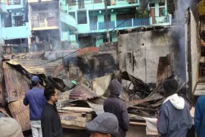 पिथौरागढ़: अग्निकांड के भेंट चढ़ी 14 दुकानें, लाखों को माल जलकर खाक हुआ