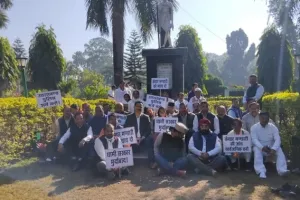 उत्तरकाशी: लापता बेटे की वापसी के लिए धरने पर बैठे माता-पिता, पुलिस ने जबरन उठाया