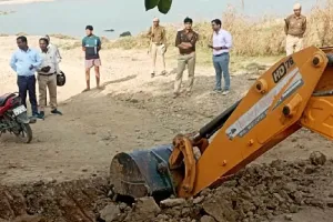 बांदा : बालू खदान पर गिरी अफसरों की गाज, ध्वस्त करवा दिया अवैध रास्ता