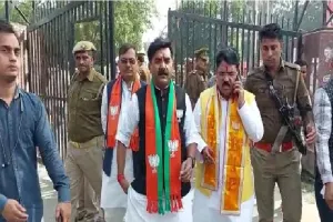  मैनपुरी उपचुनाव : भाजपा प्रत्याशी रघुराज शाक्य ने भरा नामांकन, पहुंचे मुलायम की समाधि स्थल