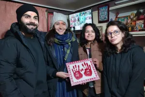 नैनीताल: विराट और अनुष्का पहुंचे हनुमान गढ़ी मंदिर, प्रशंसकों ने भेंट किया कुमाऊंनी ऐपण